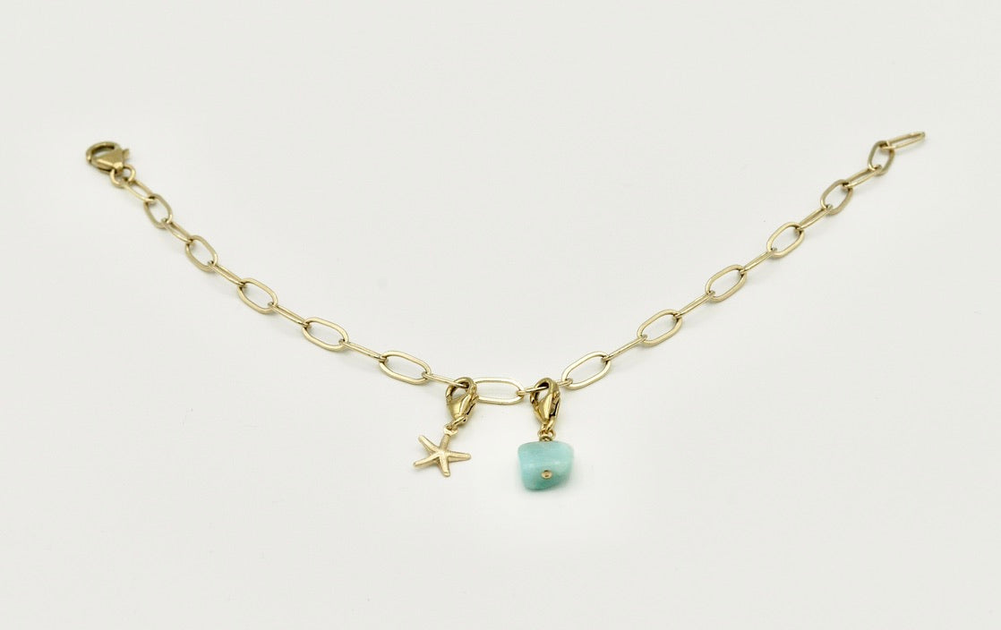 Clip 'MAGIQUE' mit Larimar-Stein und goldenen Akzenten, stilvoll an einer Kette getragen