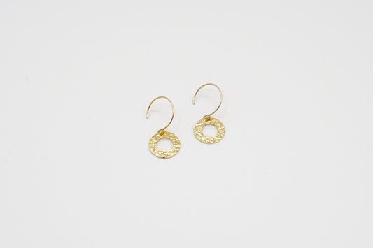 Ohrringe CERCLE von Femelle Anouk: Zarte, funkelnde Scheiben an feinen 14 Karat Goldfilled-Ohrhaken, elegant und vielseitig.