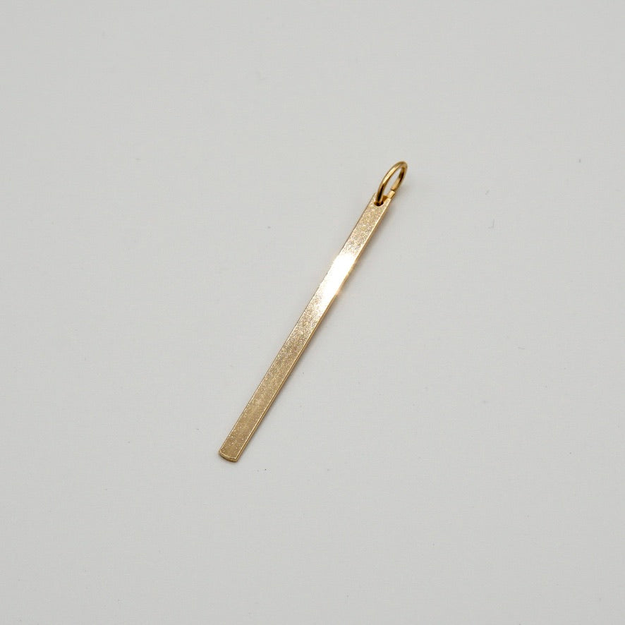 Minimalistischer rechteckiger Anhänger in glänzendem Gold