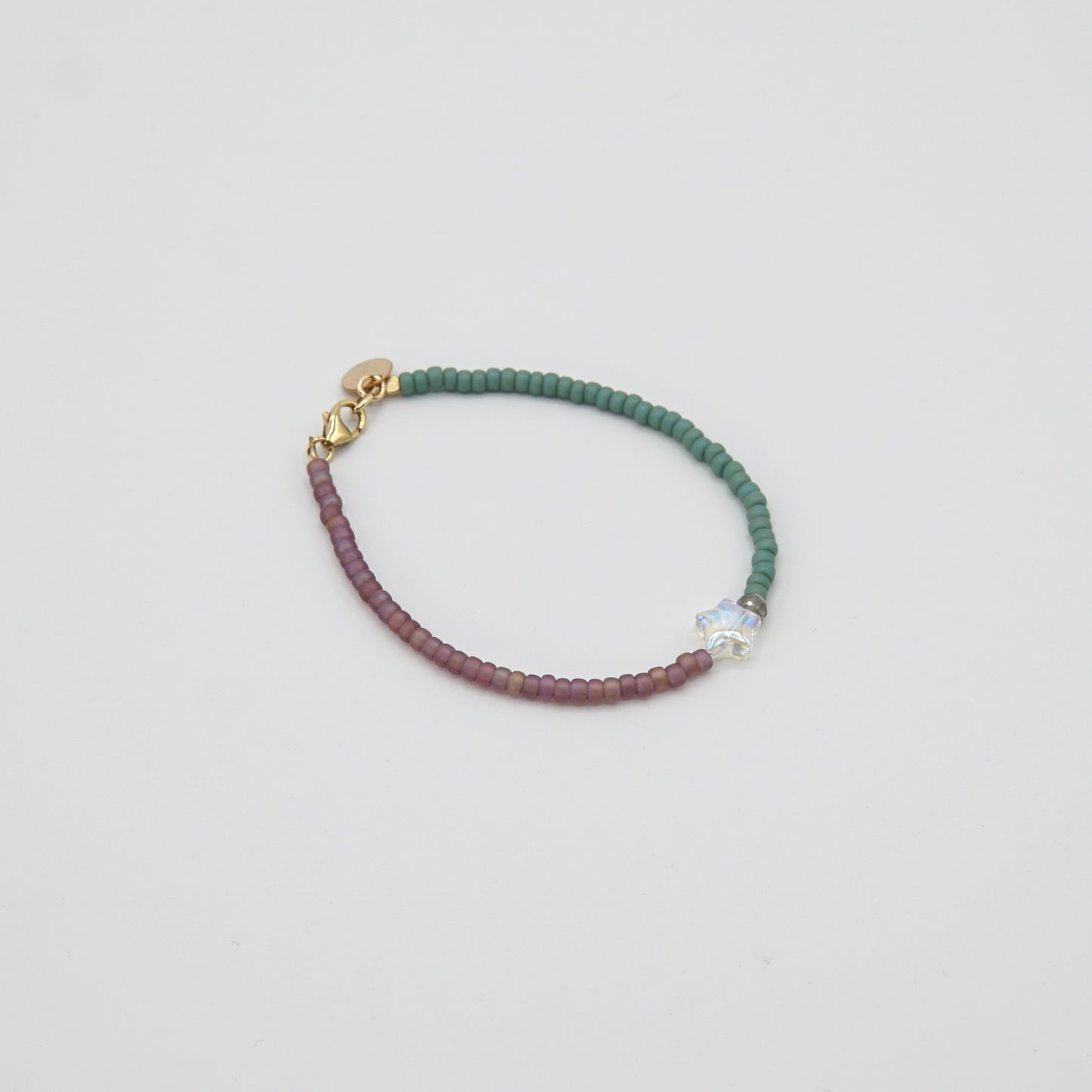 Feines Armband mit kleinen Sternanhänger