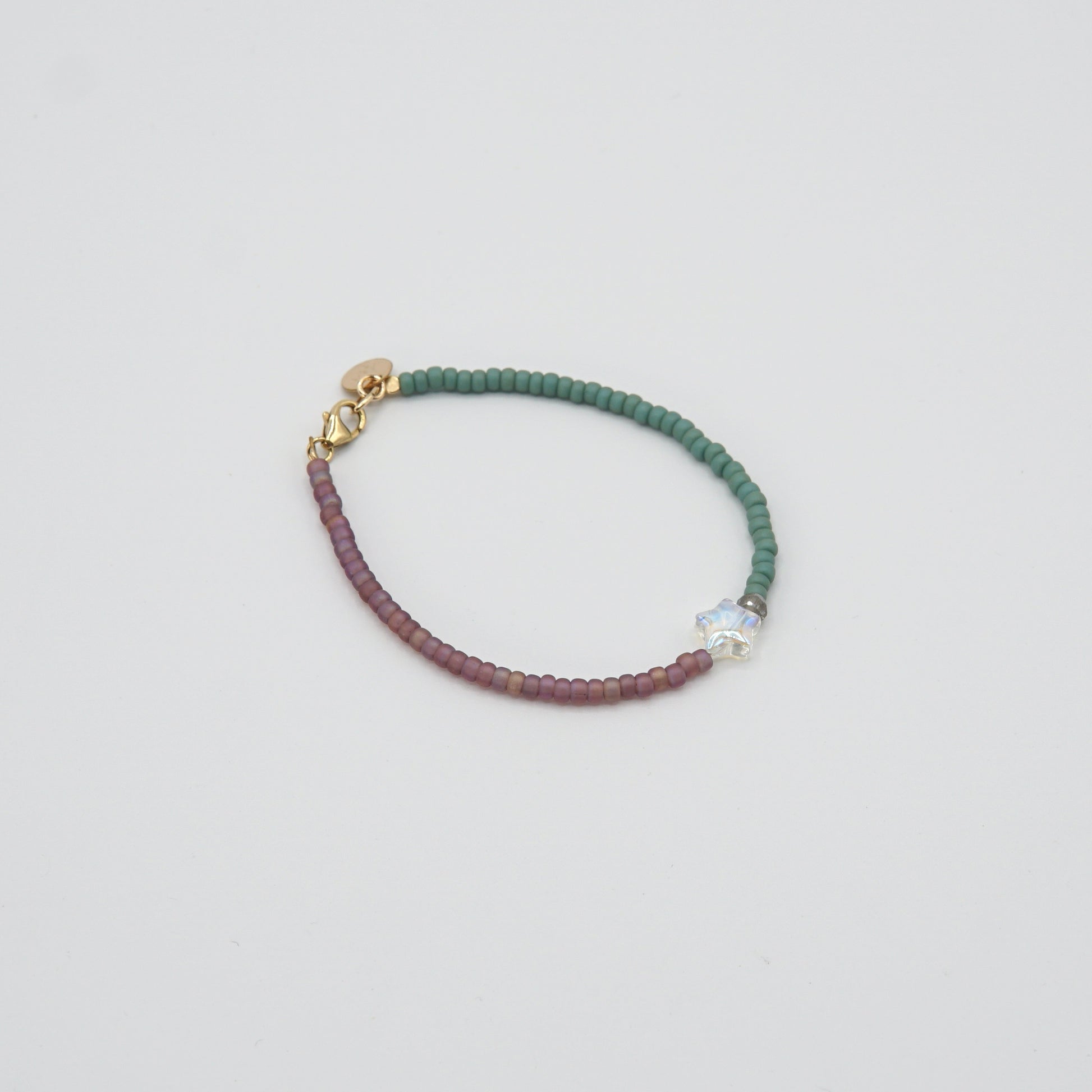Feines Armband mit kleinen Sternanhänger
