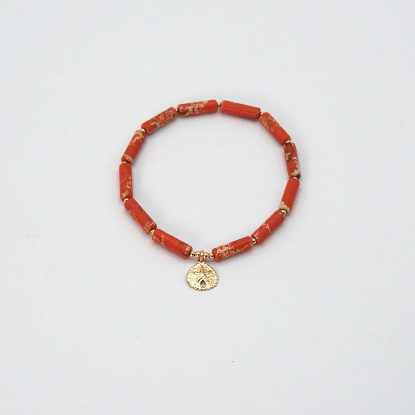 Rotes Elastisches Armband 'SUMMER' aus Natursteinen mit filigranem Seestern-Anhänger aus 14 Karat Goldfilled, 18 cm lang.