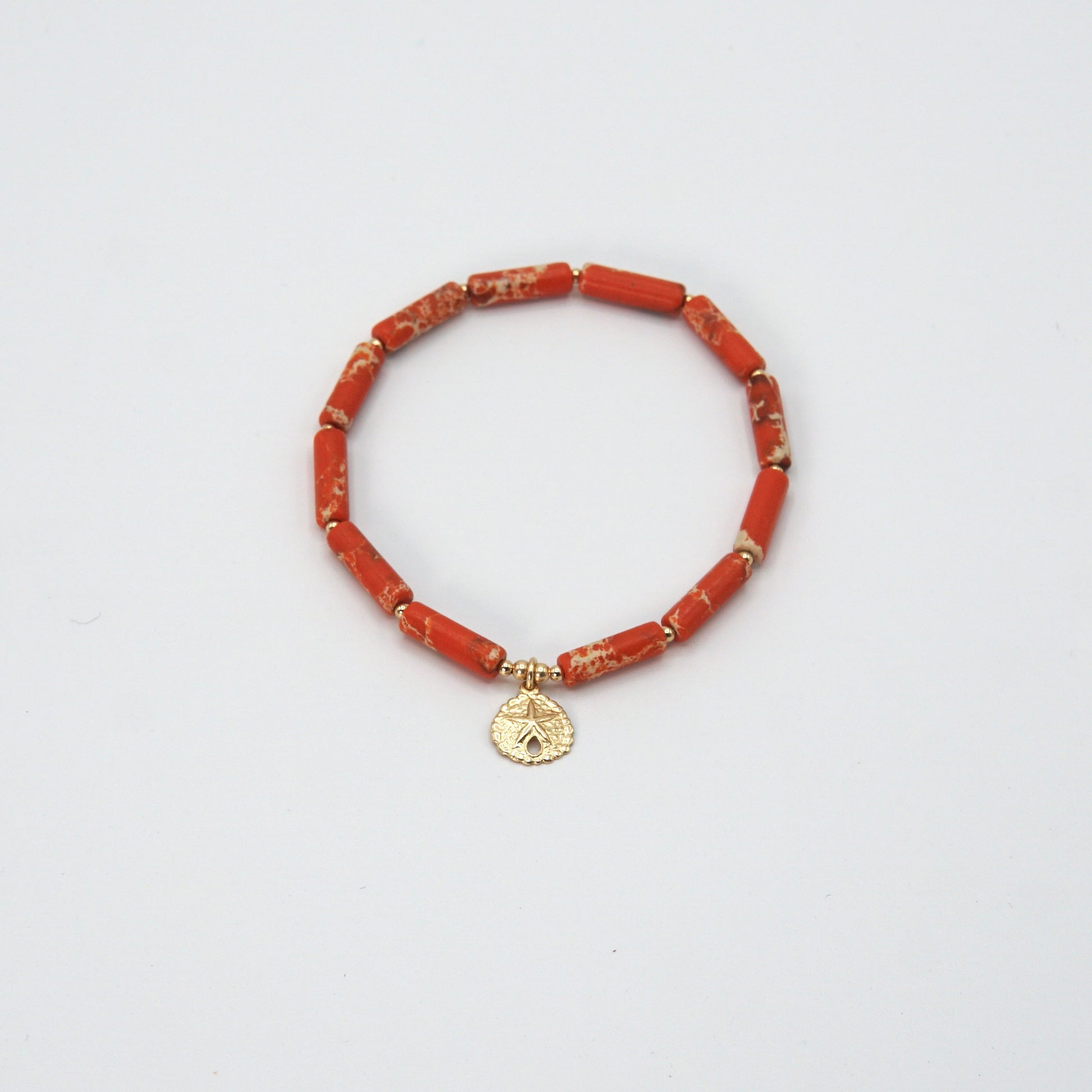 Rotes Elastisches Armband 'SUMMER' aus Natursteinen mit filigranem Seestern-Anhänger aus 14 Karat Goldfilled, 18 cm lang.