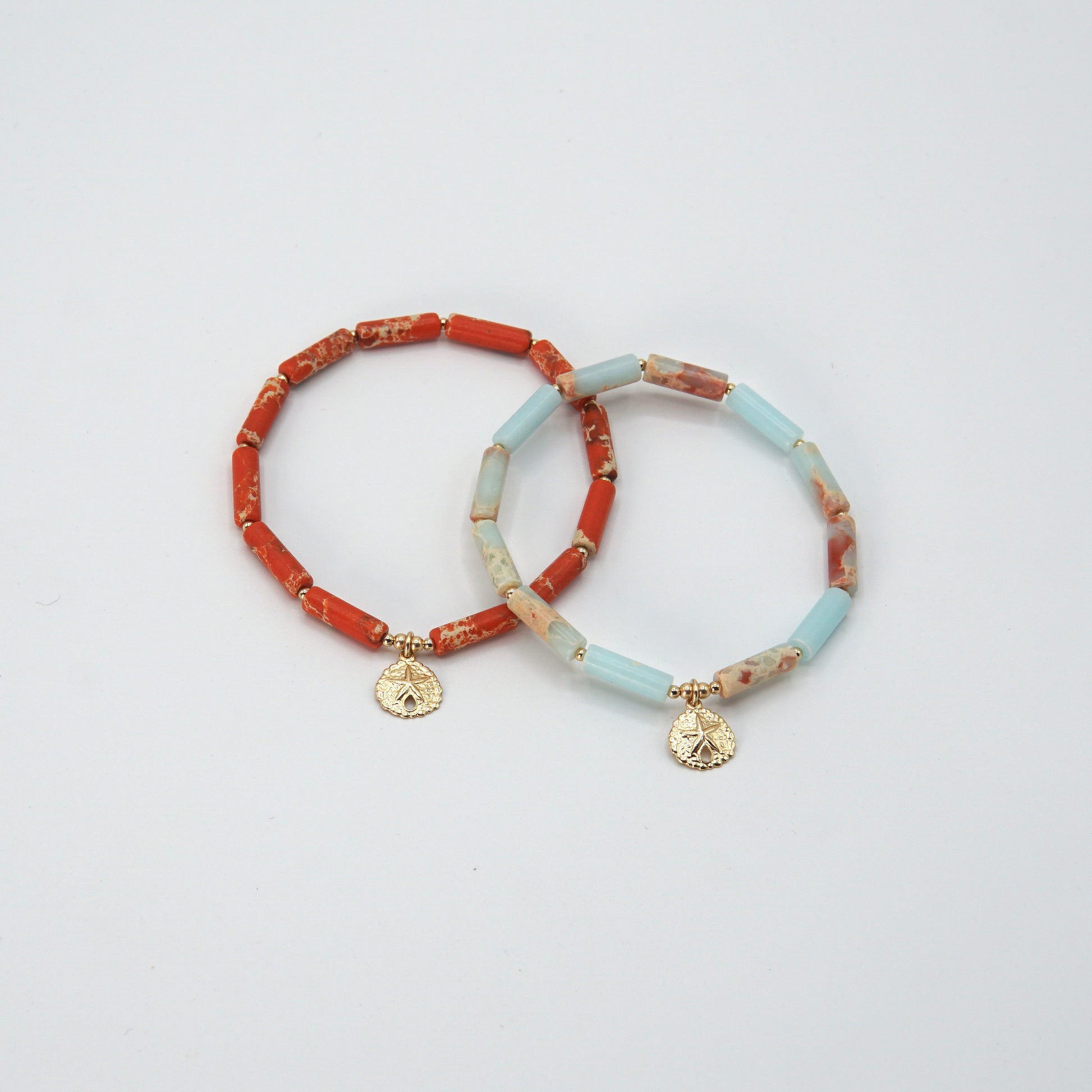 rot-türkis Elastisches Armband 'SUMMER' aus Natursteinen mit filigranem Seestern-Anhänger aus 14 Karat Goldfilled, 18 cm lang.