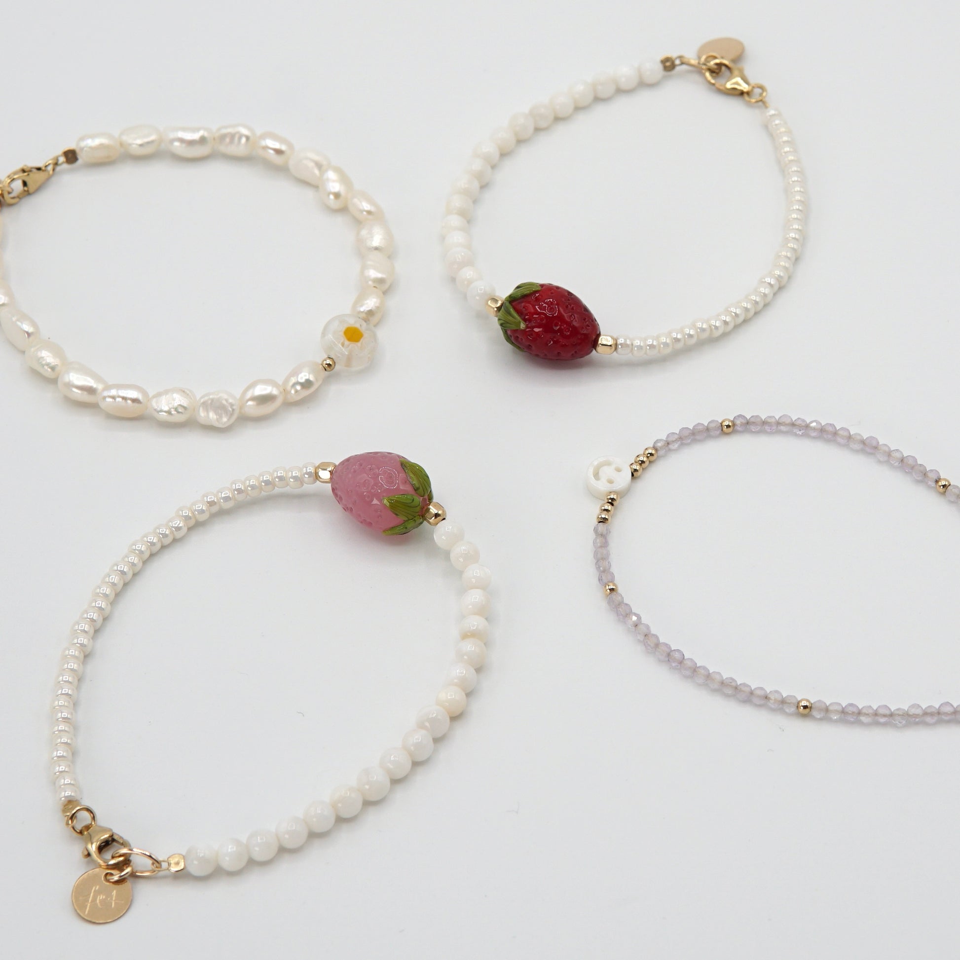 Detailansicht der liebevoll gestalteten Glasperle in Form eines Gänseblümchens am 'WHITE FLOWER'-Armband.