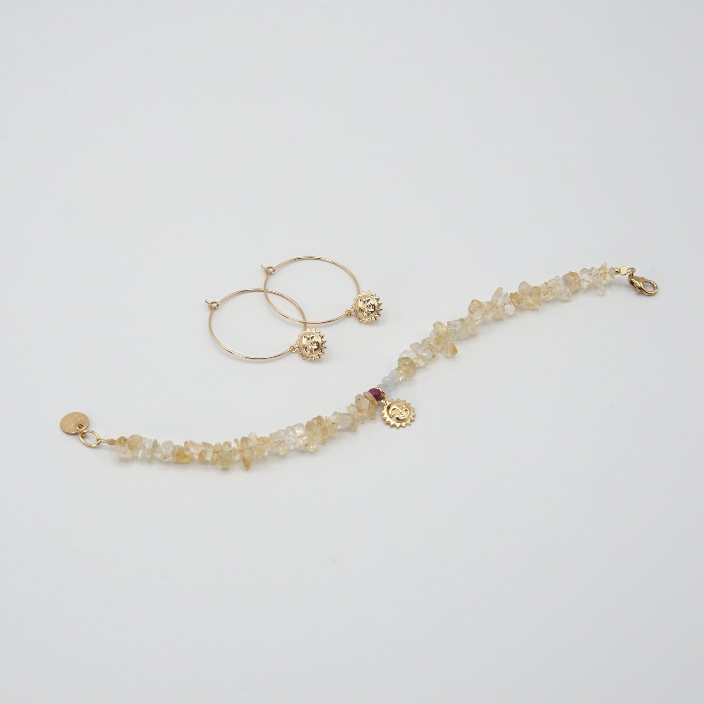 Handgefertigtes Armband 'SOLEIL' mit sonnig-gelben Citrinen, funkelndem Rubin, zarten Aquamarinen und einem kleinen Sonnenanhänger aus 14 Karat Goldfilled