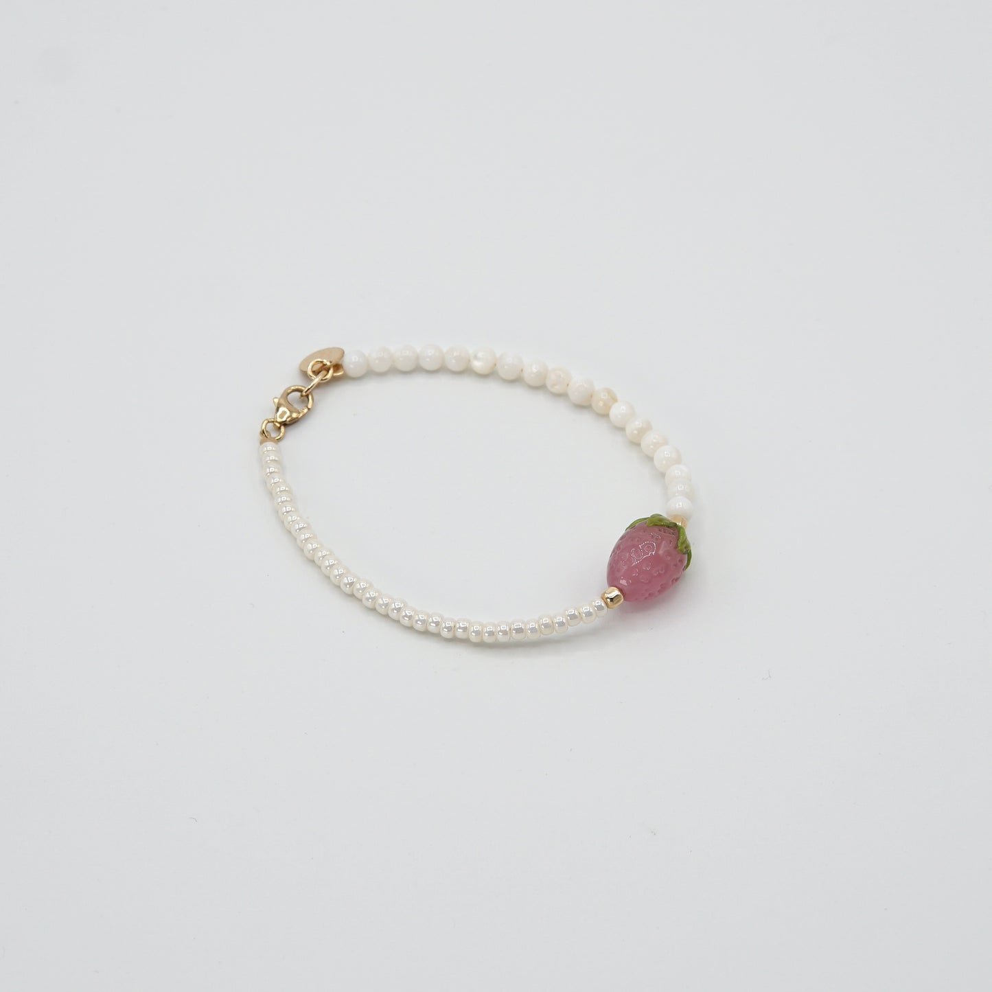 14 kt Goldfilled-Metallelemente des 'STRAWBERRY BABE'-Armbands, die einen warmen Schimmer zwischen den Perlen erzeugen