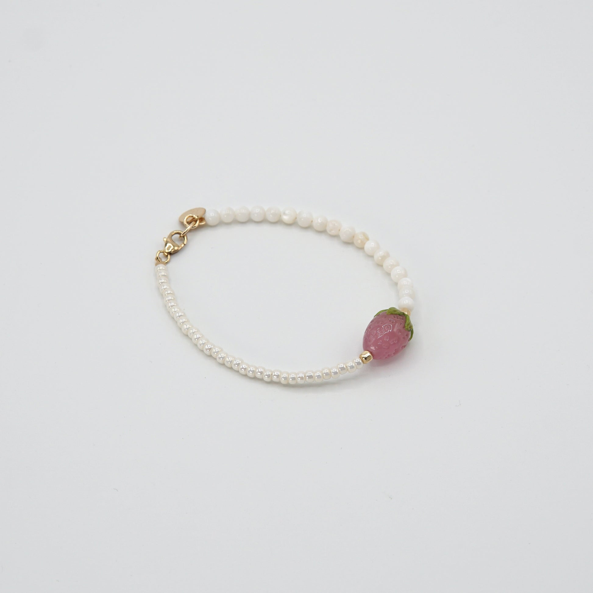 14 kt Goldfilled-Metallelemente des 'STRAWBERRY BABE'-Armbands, die einen warmen Schimmer zwischen den Perlen erzeugen