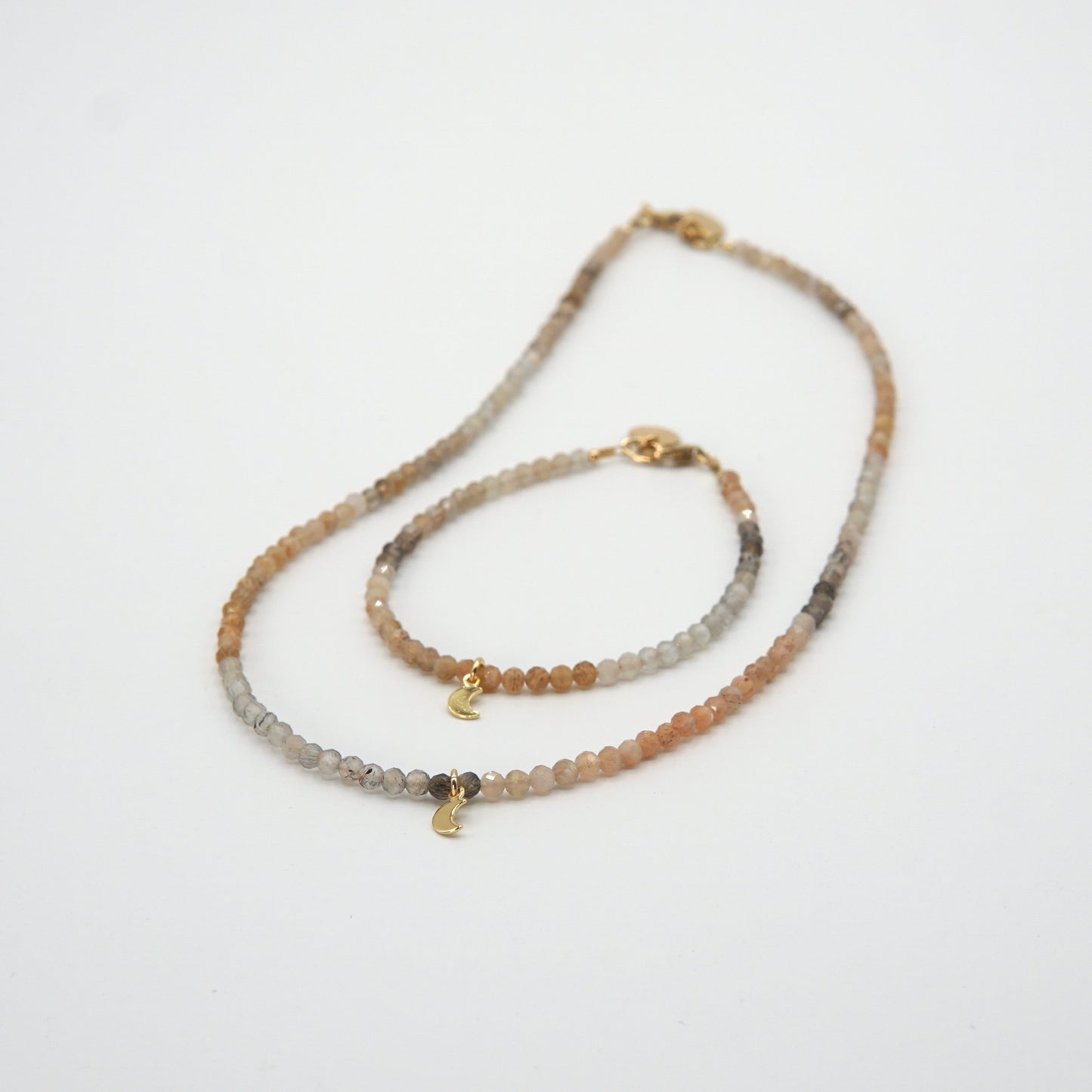 Armband LUNA mit facettierten, mehrfarbigen Mondstein-Perlen und einem dezenten 14 Karat Goldfilled-Mondanhänger, 17,5 cm lang.
