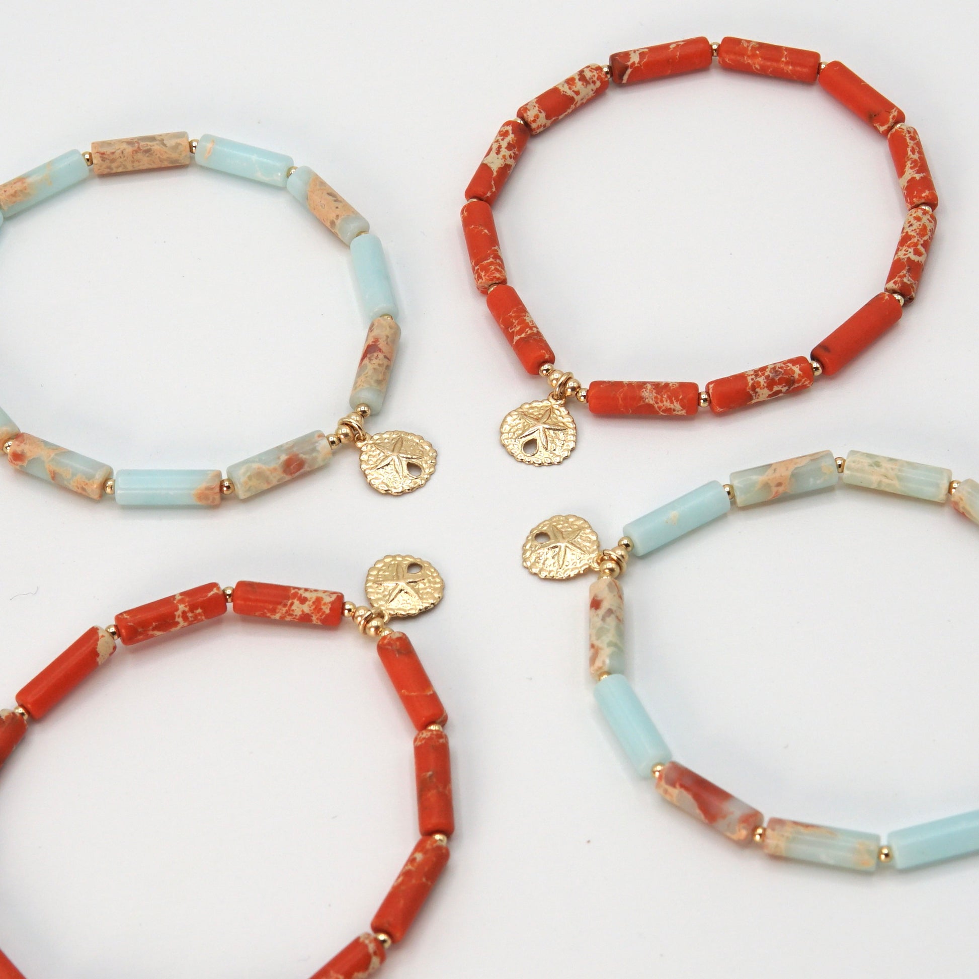 rot-türkis Detailansicht des filigranen Seestern-Anhängers aus 14 Karat Goldfilled am 'SUMMER'-Armband.