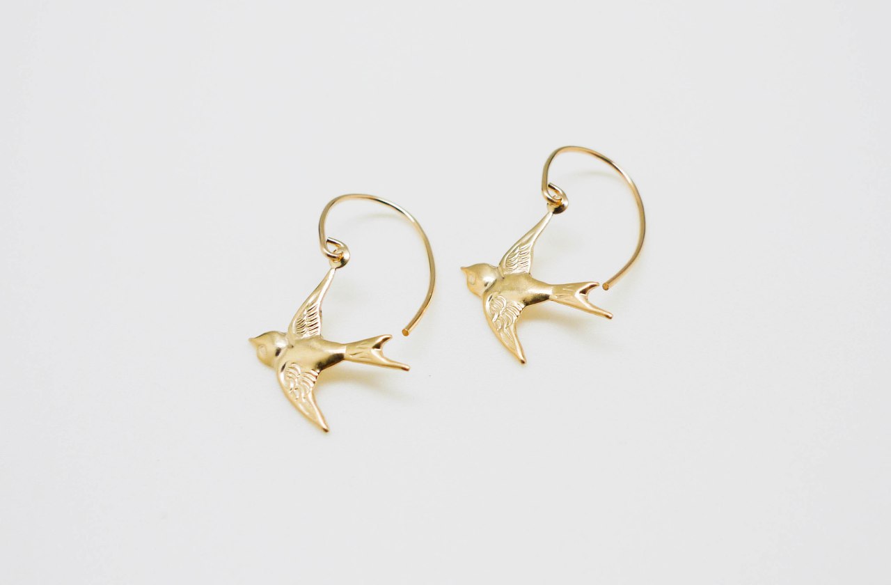 Schwalben-Anhänger der Ohrringe HIRONDELLE, zeigt die feine Handwerkskunst und das elegante Design