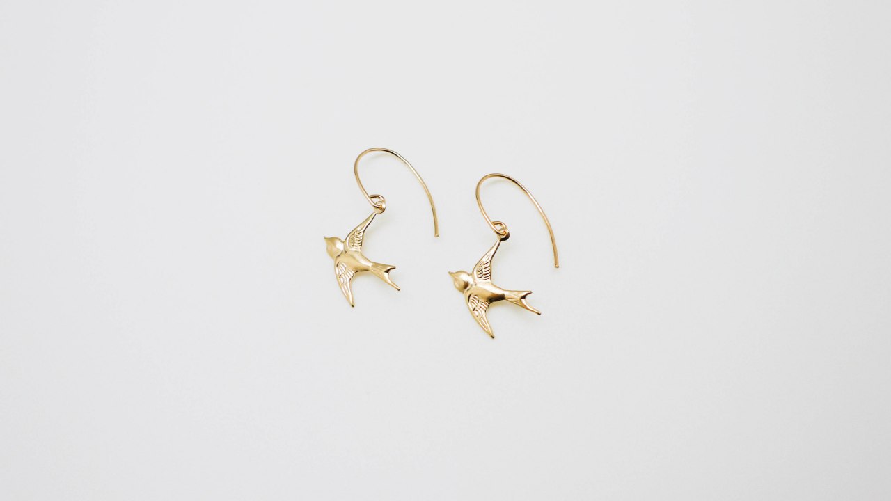 Ohrringe HIRONDELLE von Femelle Anouk: Filigrane Schwalben-Anhänger aus 14 Karat Goldfilled, handgefertigt und nickelfrei.