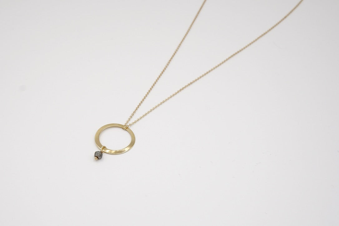 Kette ROUE mit elegantem Ring und zarter Labradorit-Perle an einer feinen 14-Karat-Goldfilled-Kette, handgefertigt von Femelle Anouk