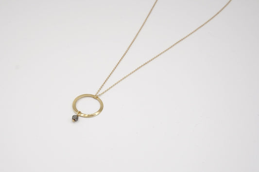 Kette ROUE mit elegantem Ring und zarter Labradorit-Perle an einer feinen 14-Karat-Goldfilled-Kette, handgefertigt von Femelle Anouk