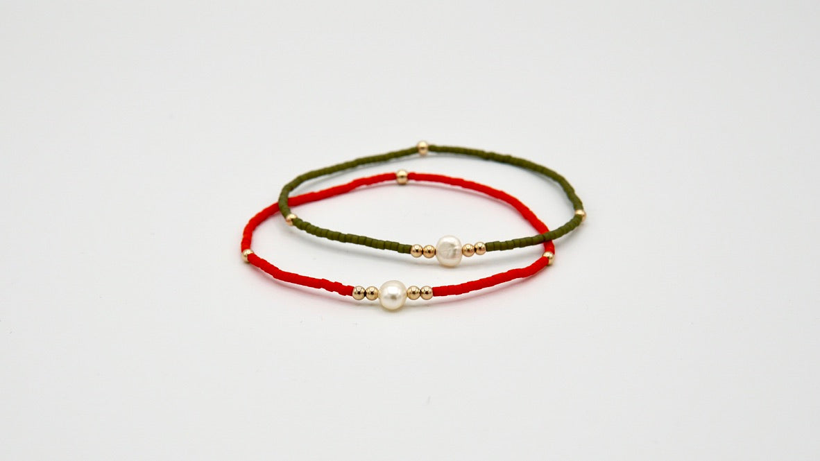 Armband 'ROSIE' mit schimmernden Rosenquarz-Perlen und goldenen Akzenten elegant am Handgelenk getragen.