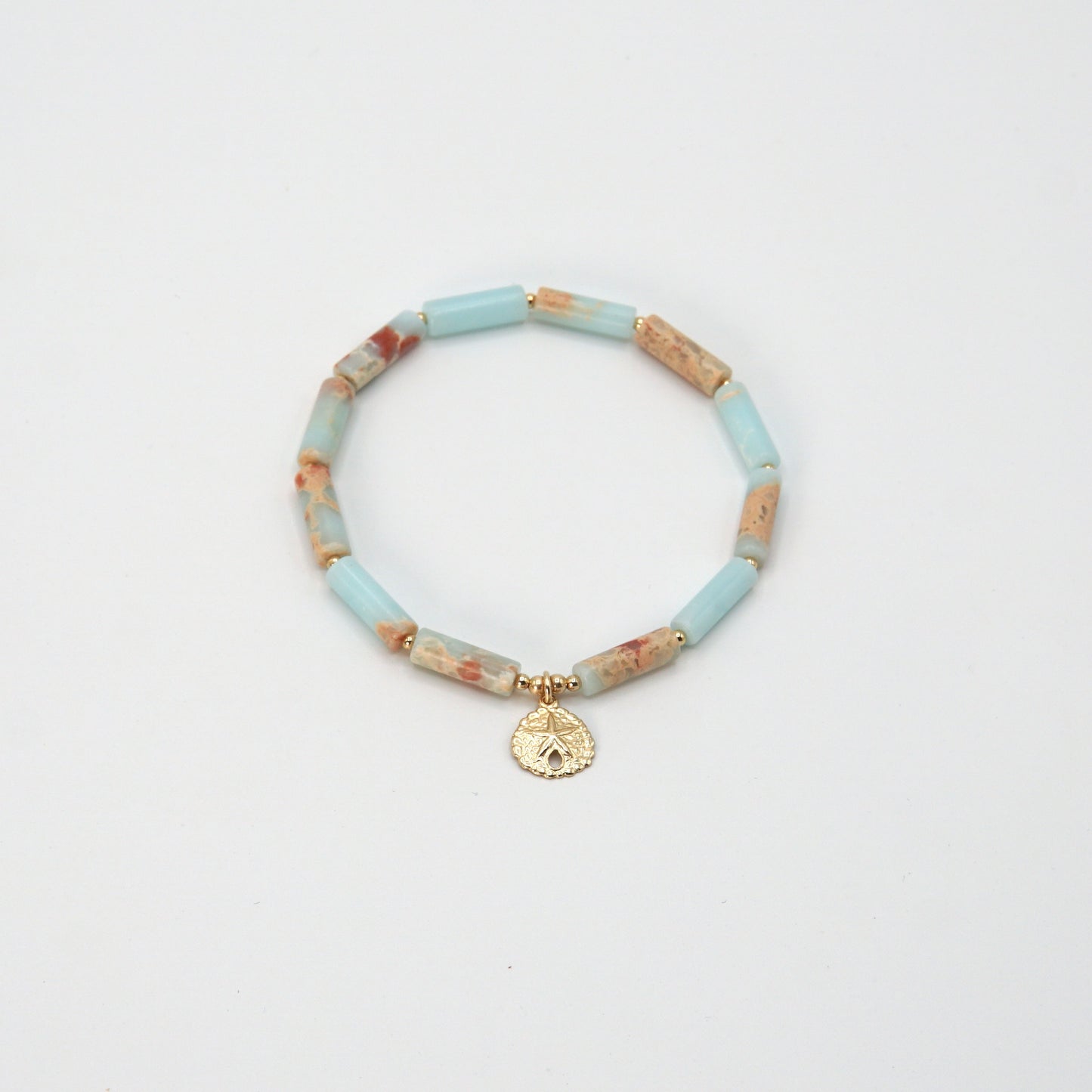 türkis Elastisches Armband 'SUMMER' aus Natursteinen mit filigranem Seestern-Anhänger aus 14 Karat Goldfilled, 18 cm lang.