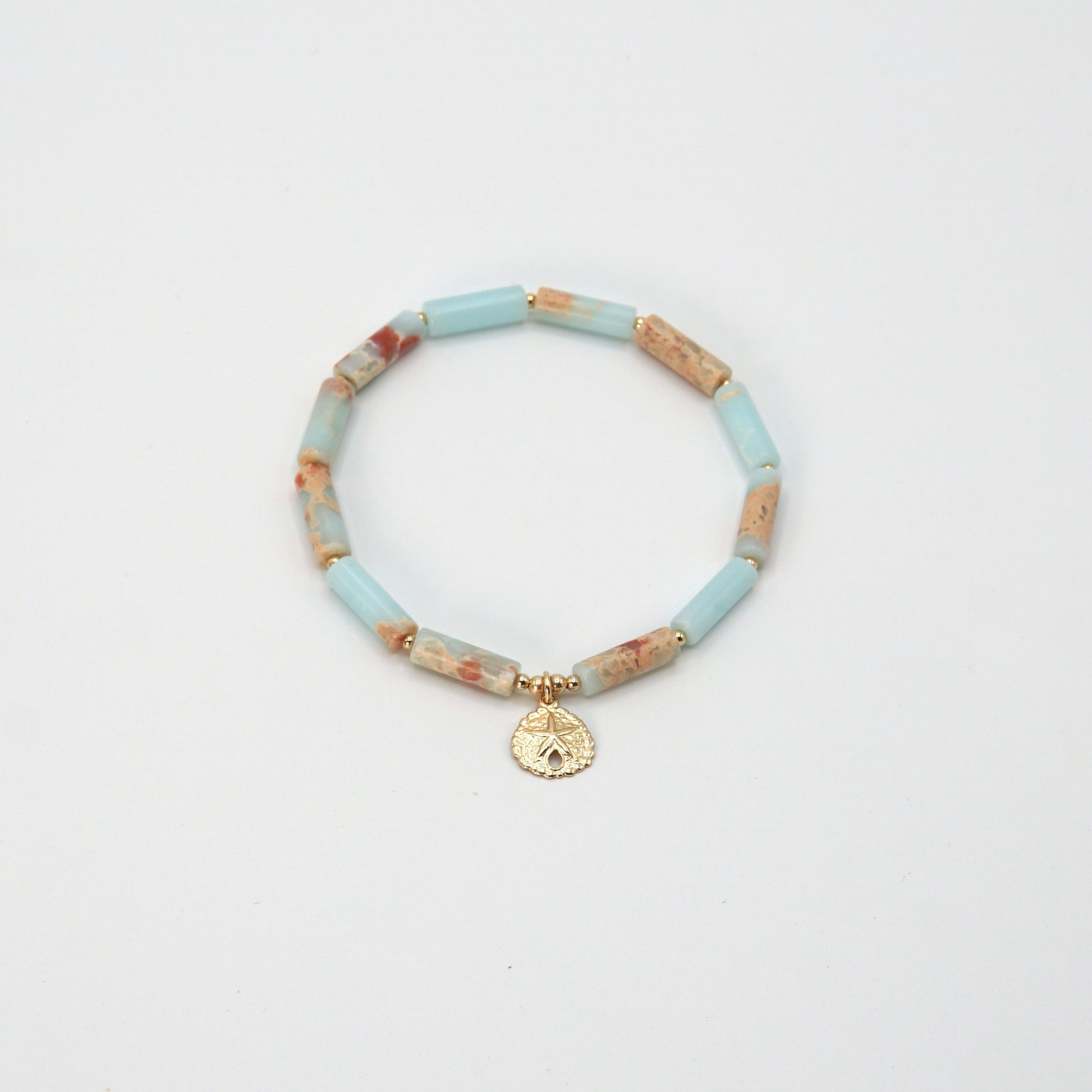 türkis Elastisches Armband 'SUMMER' aus Natursteinen mit filigranem Seestern-Anhänger aus 14 Karat Goldfilled, 18 cm lang.