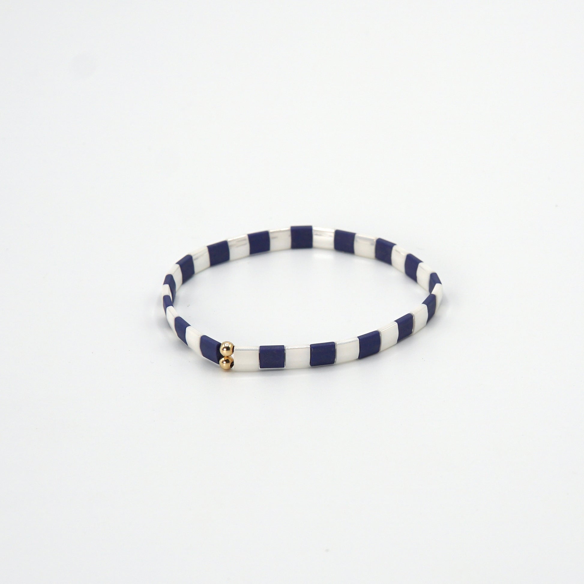 Zartes Armband aus feinen Glasperlen in Blauweiß, das Eleganz und Schlichtheit vereint.