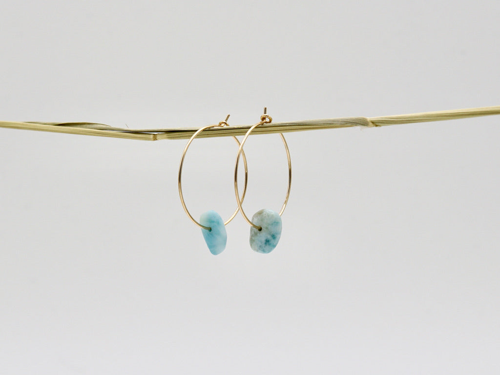 Creolen 'LARA' aus 14 Karat Goldfilled mit türkisfarbenen Larimar-Steinen, 25 mm Durchmesser