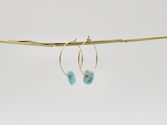 Creolen 'LARA' aus 14 Karat Goldfilled mit türkisfarbenen Larimar-Steinen, 25 mm Durchmesser