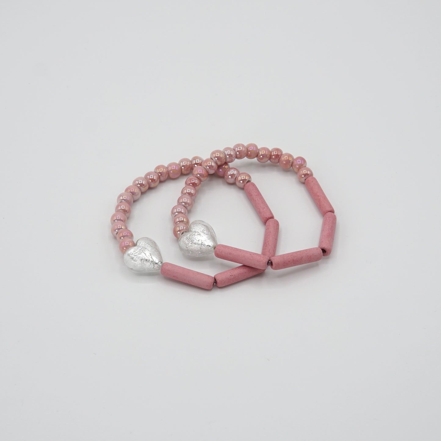 Handgefertigtes Armband HEART OF SILVER mit bunten Keramikperlen und funkelnder herzförmiger Glasperle, elastisch, ca. 18 cm lang.