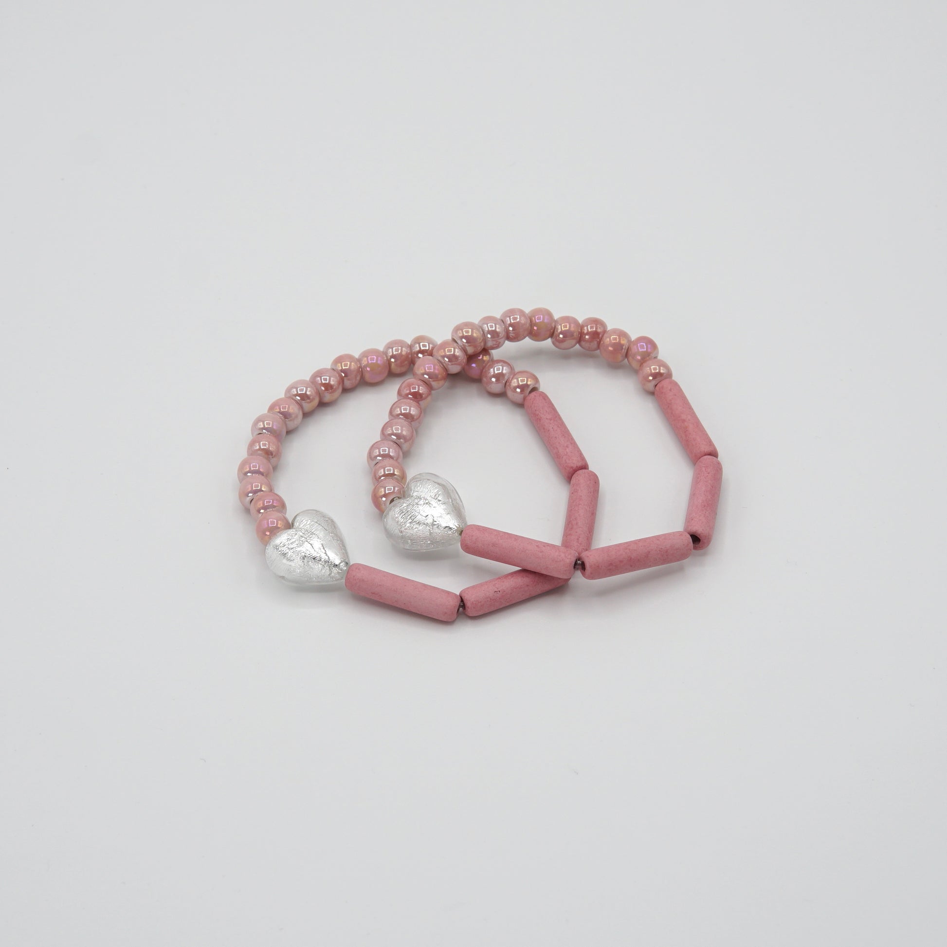 Handgefertigtes Armband HEART OF SILVER mit bunten Keramikperlen und funkelnder herzförmiger Glasperle, elastisch, ca. 18 cm lang.