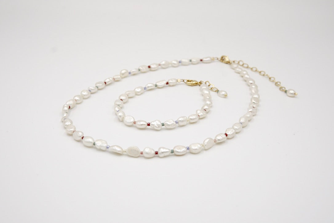 Handgefertigtes Armband mit sommerlichen Süßwasserperlen und farbigen Glasperlen, verstellbar von 17,5 bis 20,5 cm, mit 14 Karat Goldfilled-Elementen.