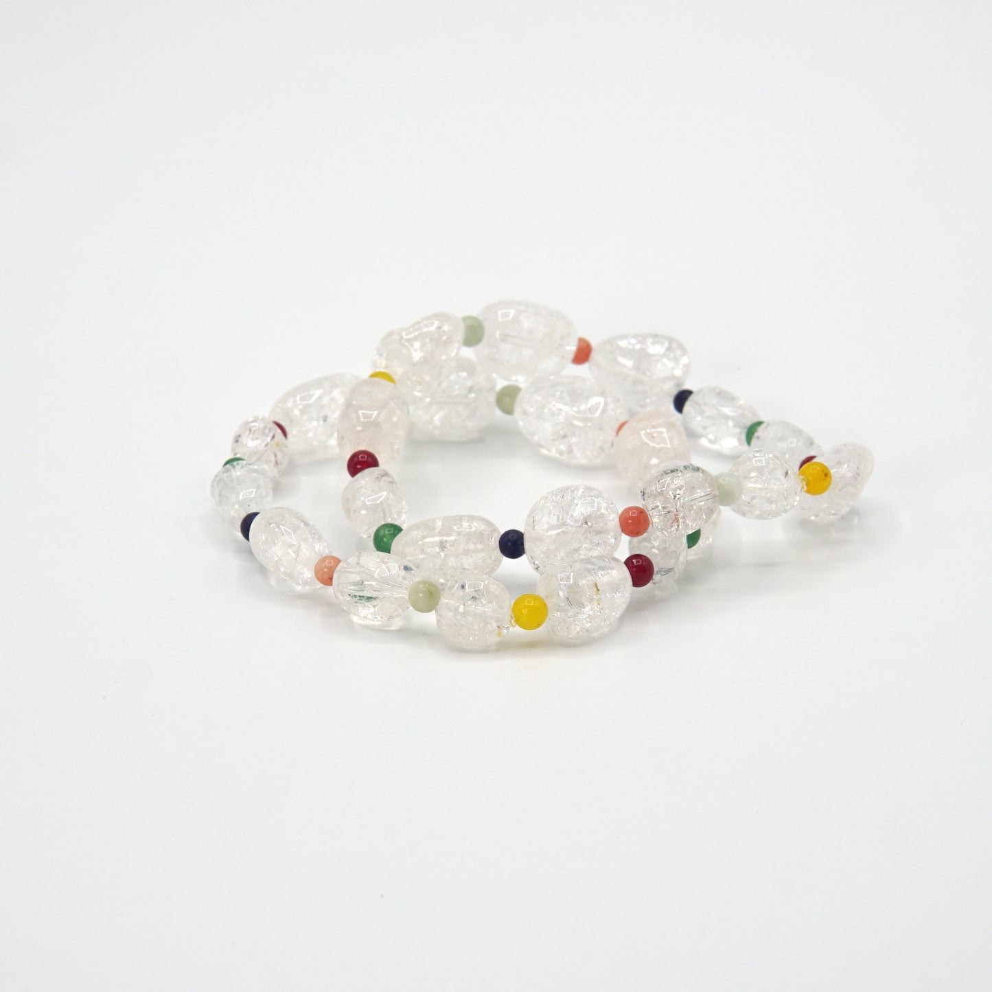Verspieltes Armband mit abwechselnden Tropfen- und farbliche Punktperlen, die für einen lebendigen Look sorgen.