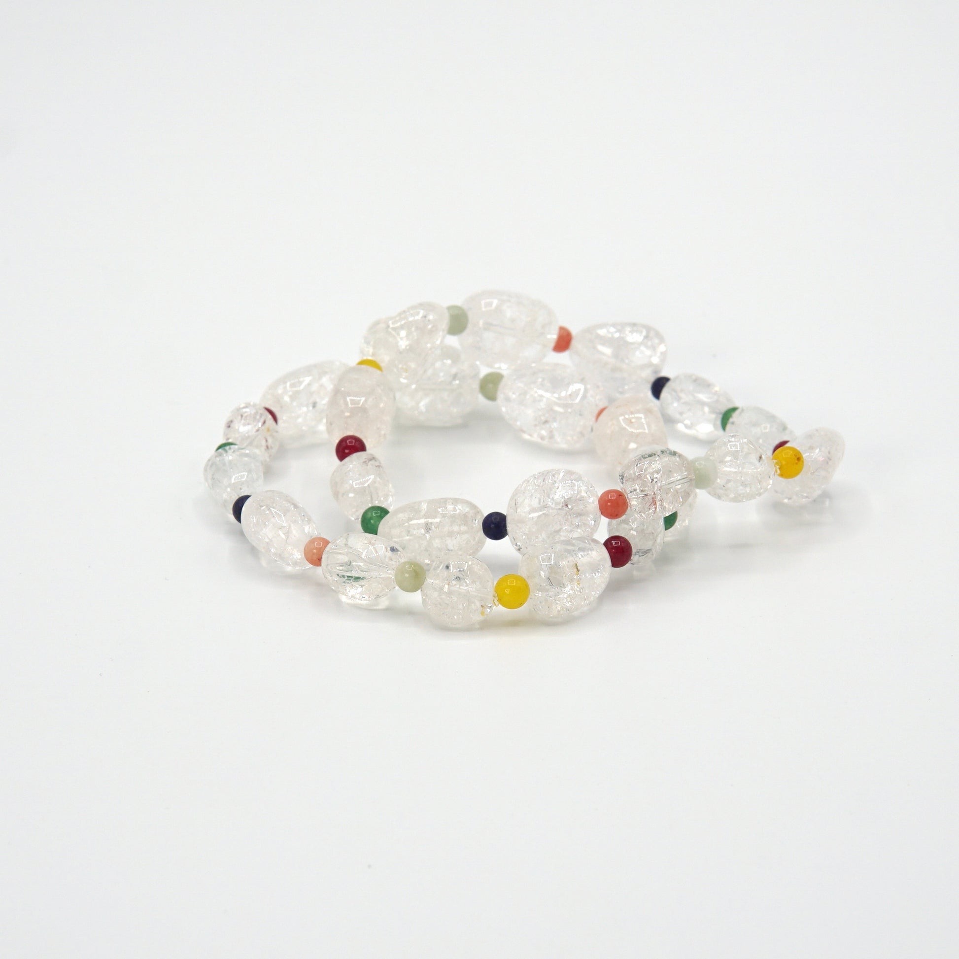 Verspieltes Armband mit abwechselnden Tropfen- und farbliche Punktperlen, die für einen lebendigen Look sorgen.