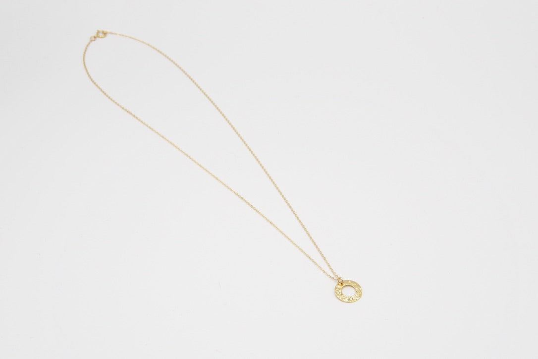 Kette CERCLE aus 14 Karat Goldfilled mit filigranem Kreis-Anhänger, handgefertigter Schmuck von Femelle Anouk