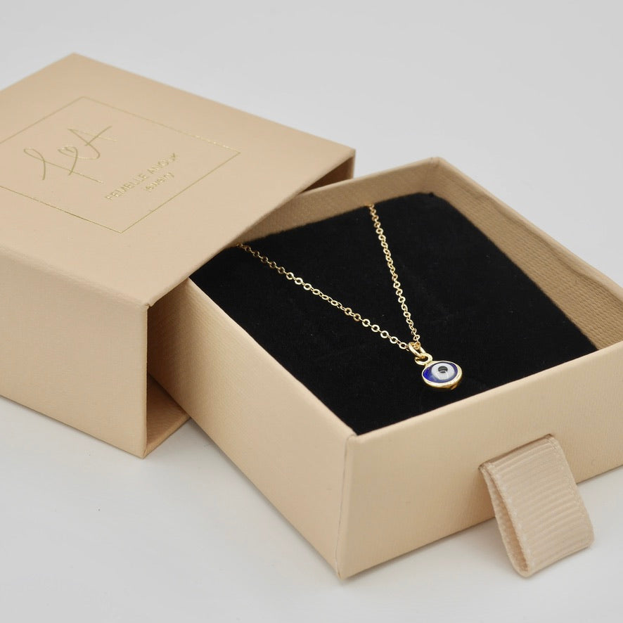 Kette NAZAR von Femelle Anouk in umweltfreundlicher Verpackung, handgefertigter Schmuck mit Nazar-Auge-Anhänger aus 14 Karat Goldfilled