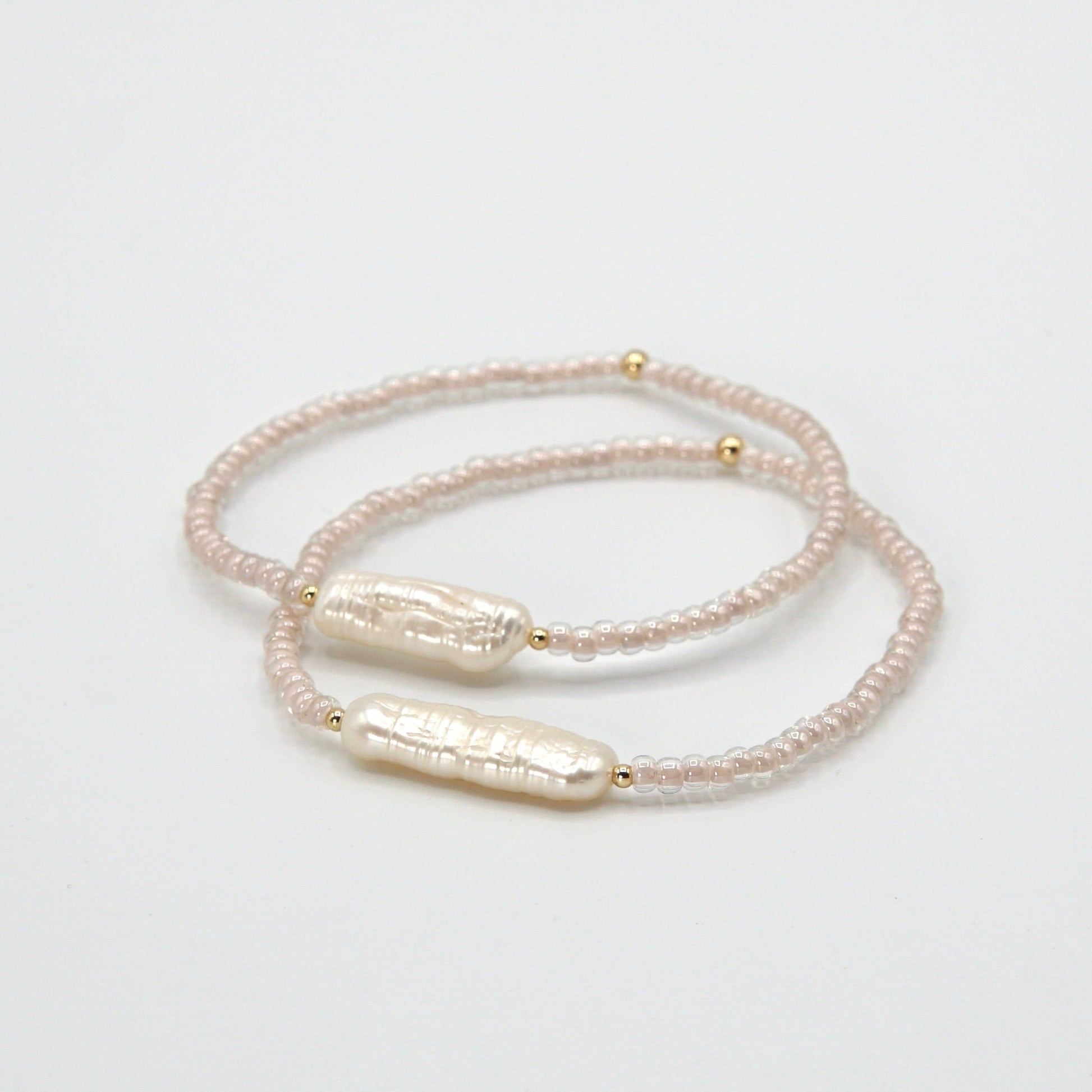 Filigranes Armband 'POUDRE' mit pudrigen Glasperlen, veredelt mit 14 Karat Goldfilled-Perlen und einer edlen Süßwasserperle.