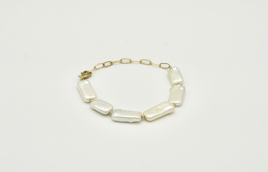 Modernes Armband LÉA mit länglichen Süßwasserperlen und 14 Karat goldgefüllten Elementen, variabel tragbar von 14 bis 20 cm.