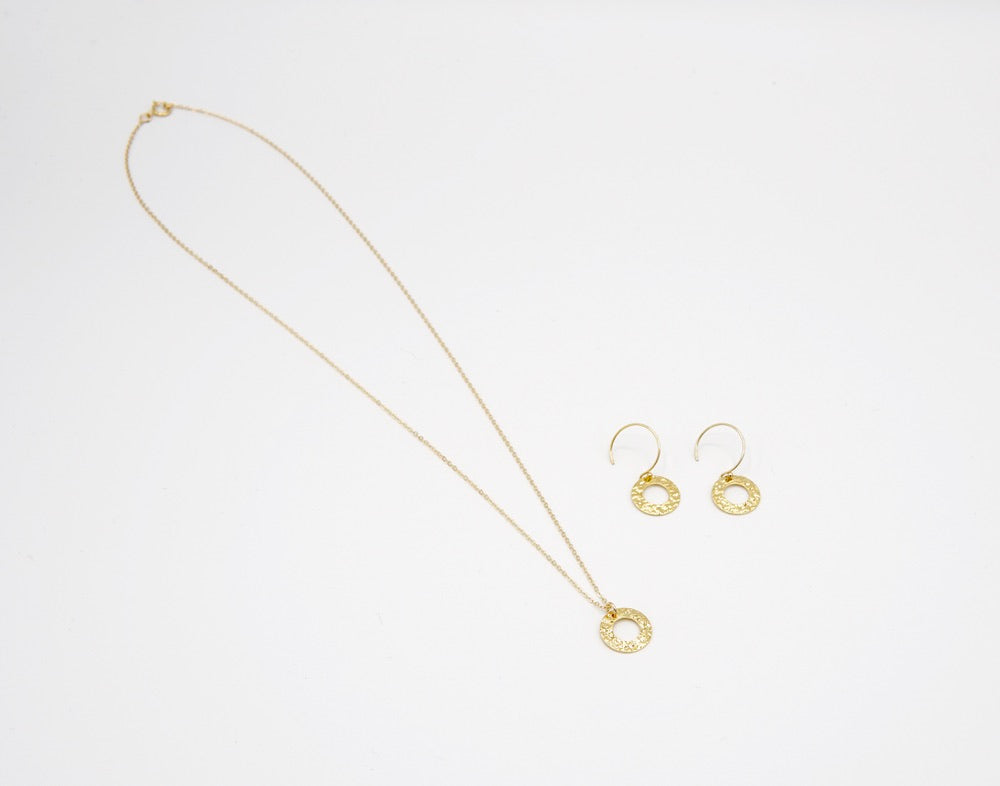 Kette CERCLE kombiniert mit weiteren goldenen Accessoires, zeigt vielseitige Kombinationsmöglichkeiten