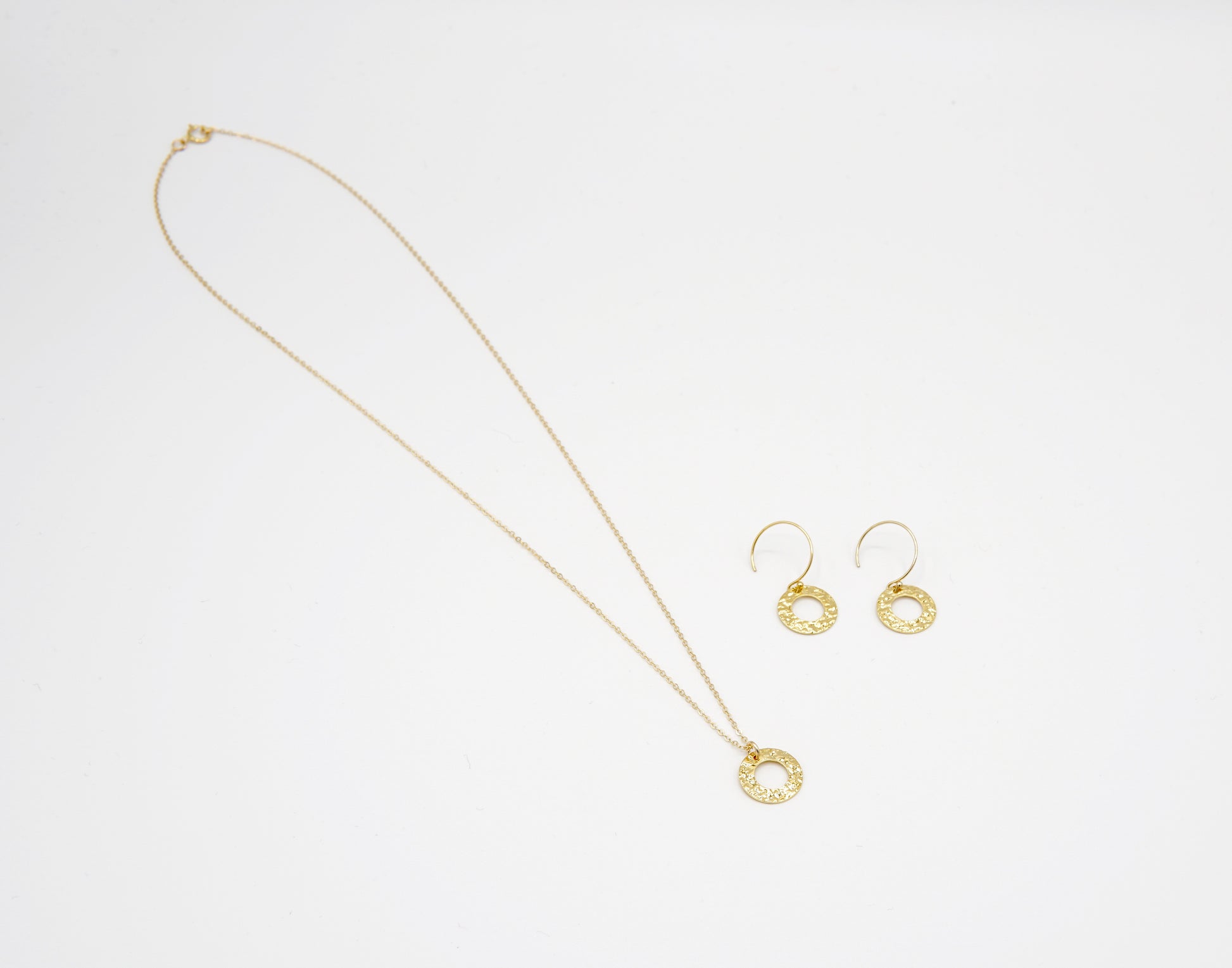 Ohrringe und passende Kette CERCLE von Femelle Anouk: Zarte, funkelnde Scheiben an feinen 14 Karat Goldfilled-Ohrhaken, elegant und vielseitig.