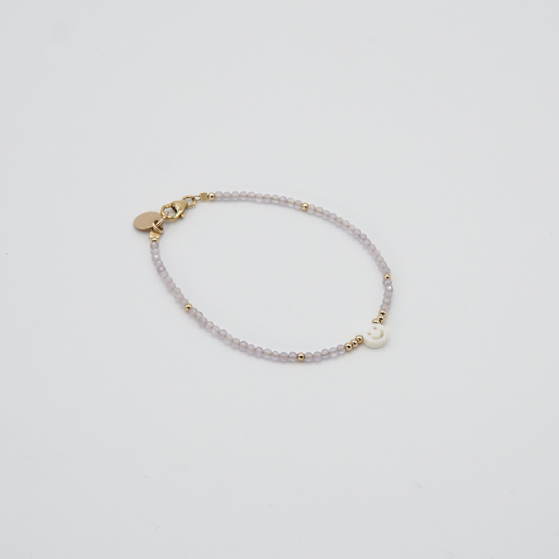 Zarte, violette Amethystperlen des 'SMILE'-Armbands, die dezente Eleganz ausstrahlen.