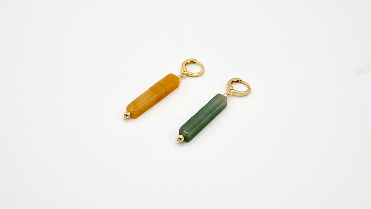 Ohrringe ZOÉ von Femelle Anouk: Verspielte 5,3 cm lange Ohrringe mit farbenfrohen Natursteinen und 14 Karat Goldfilled-Elementen