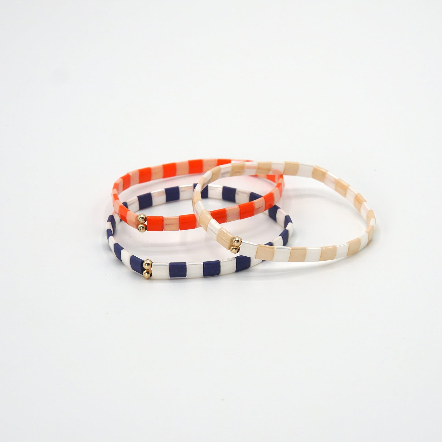 Zartes Armband aus feinen Glasperlen in sanften Pastelltönen, das Eleganz und Schlichtheit vereint.