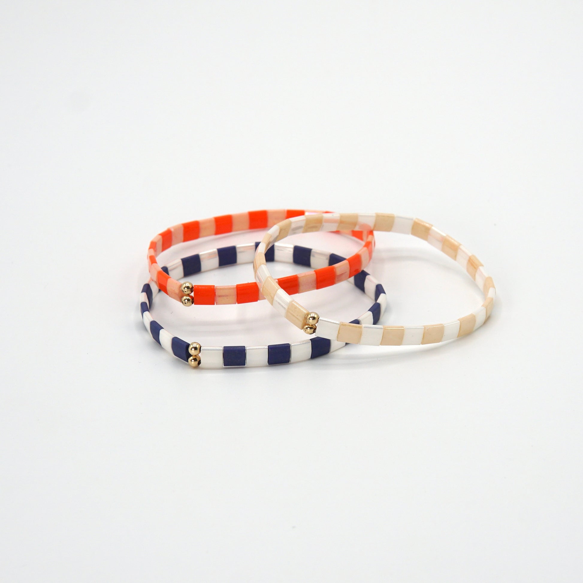 Zartes Armband aus feinen Glasperlen in sanften Pastelltönen, das Eleganz und Schlichtheit vereint.