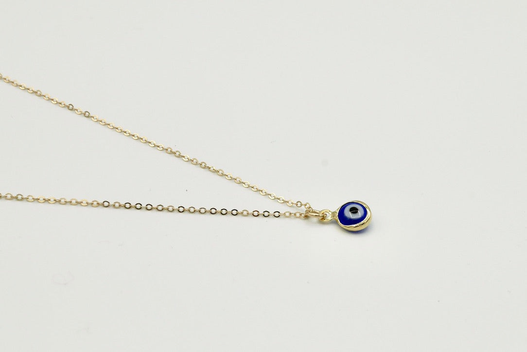 Kette NAZAR mit zartem Nazar-Auge-Anhänger aus Glas an einer 45 cm langen 14 Karat Goldfilled-Kette, handgefertigt von Femelle Anouk