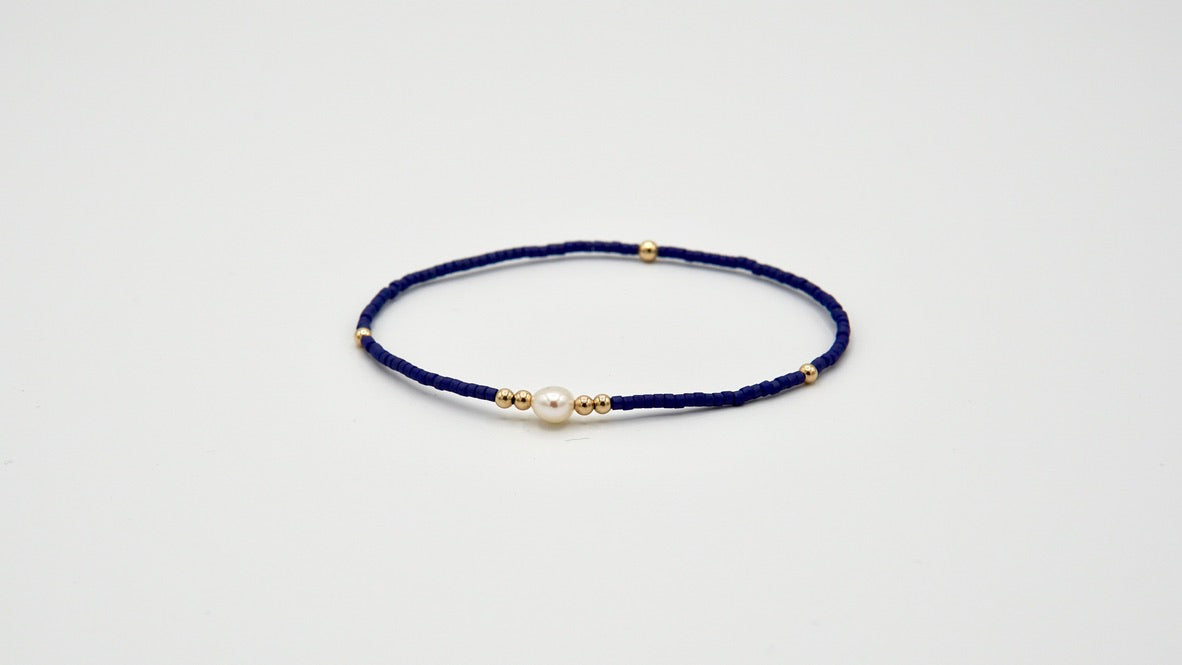 Zartes Blaues Armband 'ROSIE' mit facettierten Rosenquarz-Perlen und 14 Karat Goldfilled-Details.