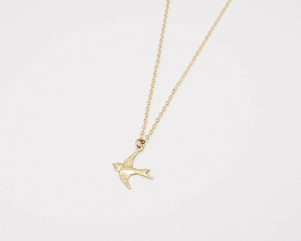 Kette HIRONDELLE mit filigranem Schwalbenanhänger aus 14 Karat Goldfilled, handgefertigter Schmuck von Femelle Anouk