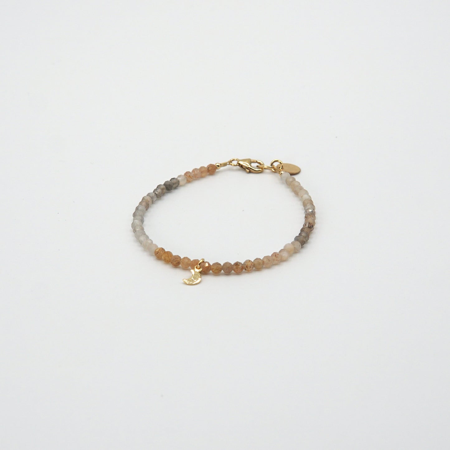 Armband LUNA mit facettierten, mehrfarbigen Mondstein-Perlen und einem dezenten 14 Karat Goldfilled-Mondanhänger, 17,5 cm lang.