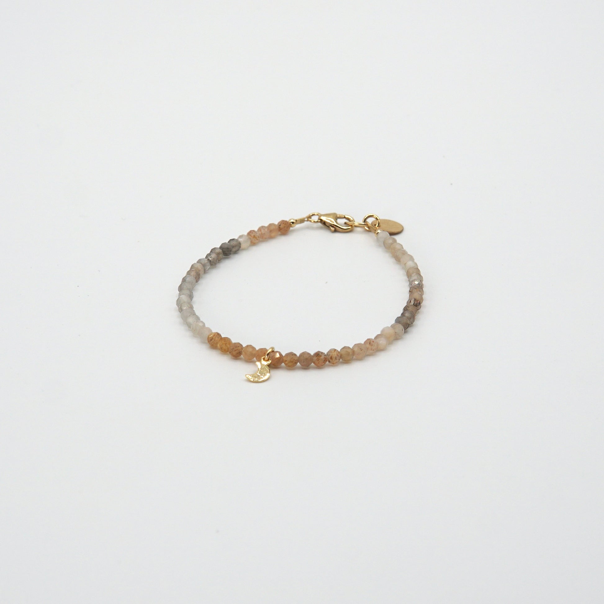 Armband LUNA mit facettierten, mehrfarbigen Mondstein-Perlen und einem dezenten 14 Karat Goldfilled-Mondanhänger, 17,5 cm lang.