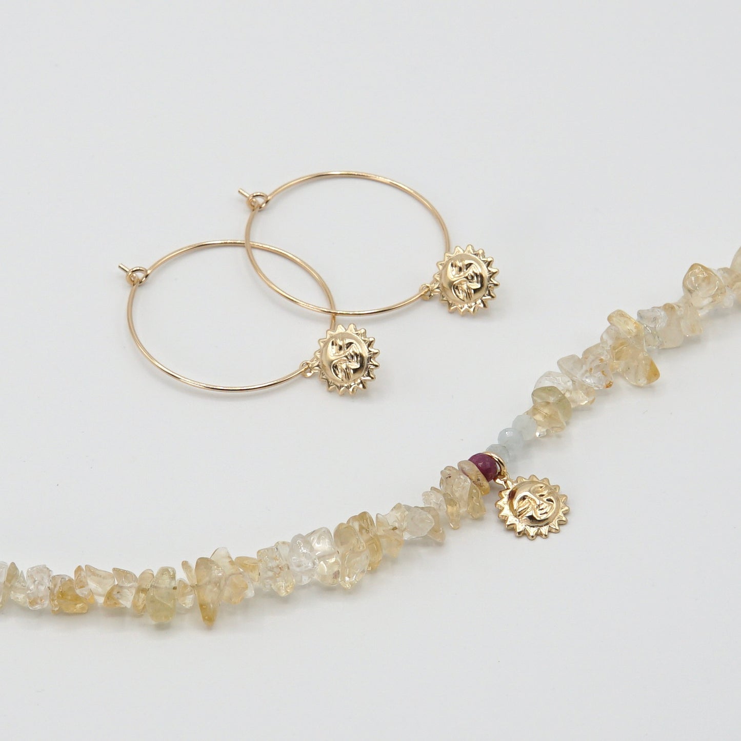 Sonnig-gelbe Citrine, funkelnder Rubin und zarte Aquamarine des 'SOLEIL'-Armbands, die sommerliche Farben vereinen.