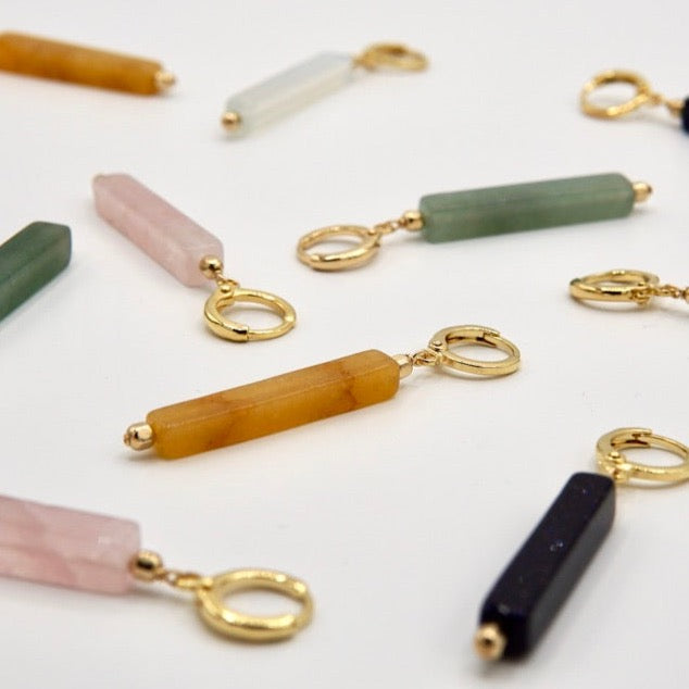 Ohrringe ZOÉ von Femelle Anouk: Verspielte 5,3 cm lange Ohrringe mit farbenfrohen Natursteinen und 14 Karat Goldfilled-Elementen, bieten individuelle Kombinationsmöglichkeiten für einzigartige Looks.