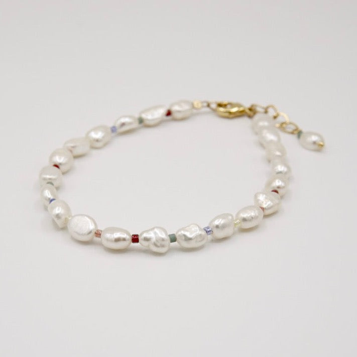 Handgefertigtes Armband mit sommerlichen Süßwasserperlen und farbigen Glasperlen, verstellbar von 17,5 bis 20,5 cm, mit 14 Karat Goldfilled-Elementen.