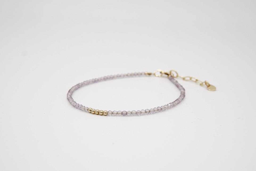 Filigranes Armband JULIE mit facettierten Amethyst- oder grauen Mondstein-Edelsteinen und 14 Karat Goldfilled-Elementen, 20,5 cm lang, variabel tragbar.