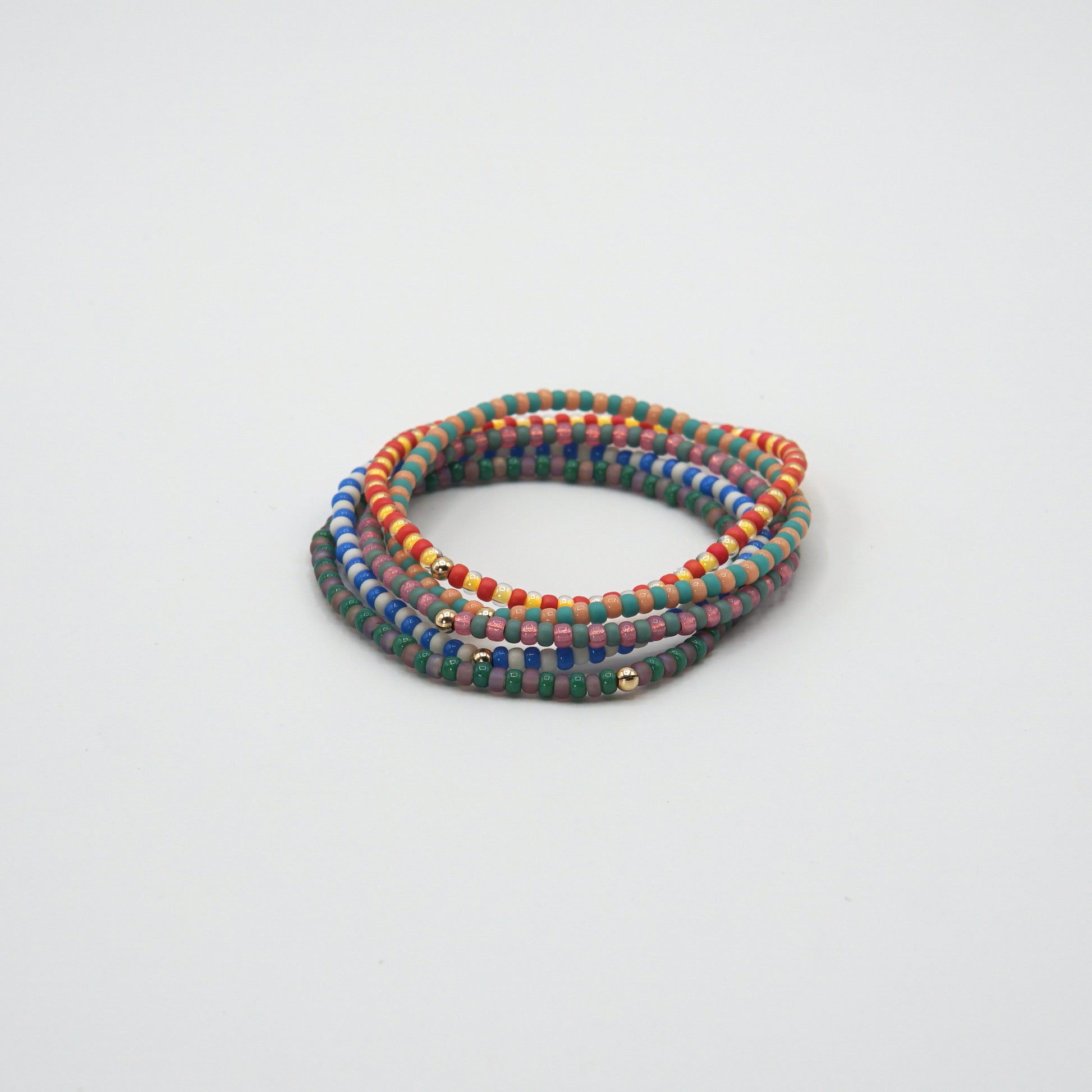 Elastisches 17,5 cm langes Armband NAGOMI mit kontrastierenden Glasperlen und einer zarten 14-Karat-Goldfilled-Perle.