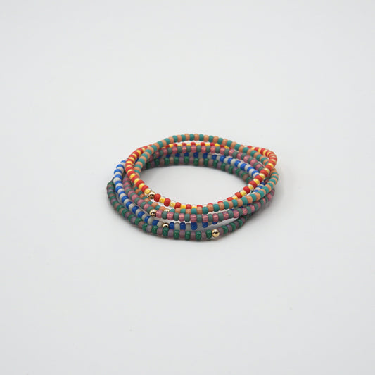 Elastisches 17,5 cm langes Armband NAGOMI mit kontrastierenden Glasperlen und einer zarten 14-Karat-Goldfilled-Perle.